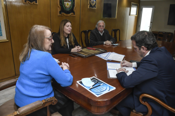 Alicia firmó las escrituras de propiedad de tres estancias de la provincia