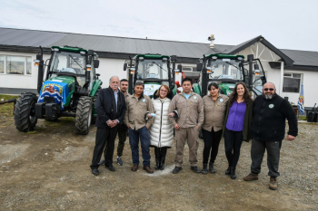 Alicia encabezó la presentación de la nueva maquinaria agrícola