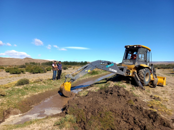 Mantenimiento de canales de riego en Escuela Agropecuaria de Gobernador Gregores
